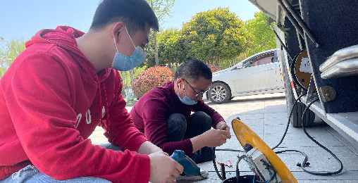 CA888亚洲城正能量：职工抢修献血车，好人好事成风景！