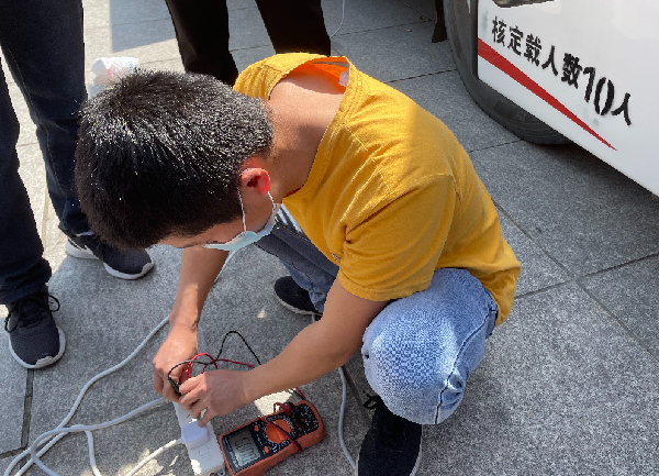 CA888亚洲城正能量：职工抢修献血车，好人好事成风景！