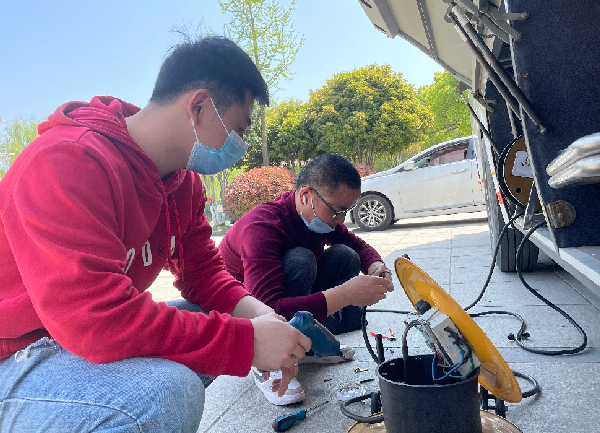 CA888亚洲城正能量：职工抢修献血车，好人好事成风景！