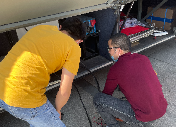 CA888亚洲城正能量：职工抢修献血车，好人好事成风景！