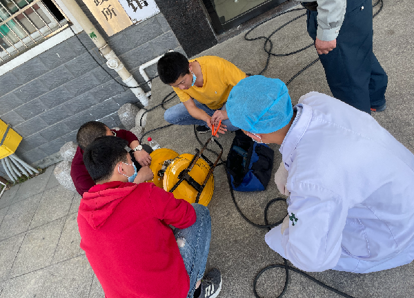 CA888亚洲城正能量：职工抢修献血车，好人好事成风景！